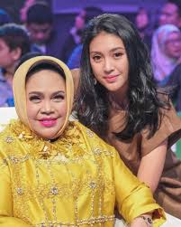 Her 1977 duet with ajie bandi, damai tapi gersang (peaceful yet arid. 10 Potret Kompak Hetty Koes Endang Dan Putri Semata Wayangnya Manis