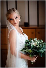 Foto Braut Mit Brautstrauss Eukalyptus In 2020 Hochzeit Hochzeit Farben Grun Elegante Hochzeit