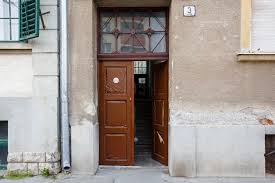 A brfk a nyomozást megszüntette, mert csalás nem történt, de továbbküldték az adóhatóságnak az ügyet, mert arra jutottak, hogy a bérlők nem fizettek adót a lakáskiadás után. Ha Felujitja Berbe Veheti Het Szombathelyi Lakast Hirdetett Meg Az Onkormanyzat