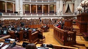 Assim, o conselho de ministros decidiu manter em vigor as medidas do anterior estado de emergência, aplicáveis a todo o território continental. Covid 19 Parlamento Autoriza Renovacao Do Estado De Emergencia Ate 31 De Marco