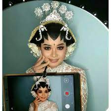 Menata sanggul pengantin jawa bukan sesuatu yang bisa dibilang mudah. Jasa Private Sanggul Paes Sanggul Jawa Solo Putri Jogja Putri Shopee Indonesia