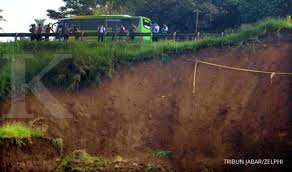 Astra tol cipali, selaku pengelola jalan tol cipali, akhirnya memberlakukan penutupan ruas jalan yang mengarah ke jakarta. Dipertanyakan Warga Jasa Marga Pastikan Tol Cipularang Bisa Dilalui Pasca Longsor