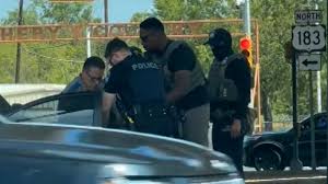 Video muestra la herida de bala en la espalda de un venezolano baleado por un agente de ICE en Austin, Texas