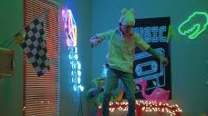 Pues bienvenidos al mes del conejo malo, para darle cierre a febrero del 2020 el artista urbano hizo el lanzamiento oficial de su nuevo álbum yhlqmdlg, 20 canciones de trap intenso, de colaboraciones reggaetoneras y de. Significado Referencias Y Sampleos De Yhlqmdlg Disco De Bad Bunny