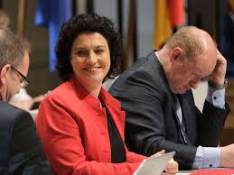 In the html specification there is an attribute for alternate text for images on. Gottingen Sozialministerin Carola Reimann Diskutiert Zum Thema Kinderarmut Gottingen