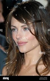 Elizabeth Hurley arrivant à la première de ' ' Serving Sara au Samuel  Goldwyn Theater à l'Academy of Motion Picture Arts and Sciences à Los  Angeles. Le 20 août 2002.HurleyElizabeth01 Red Carpet