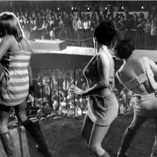 Uschi obermaier verdient sich laut steckbrief ihren unterhalt größtenteils als fotomodell. Die 70er In Munchen Laut Schrill Verrucht Stadt