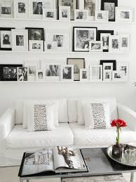 Fotowand Ideen Weisses Sofa Viele Rahmenbilder Auf Regalen Fotowand Ideen Fotowand Ideen Wohnzimmer Wohnzimmer Modern
