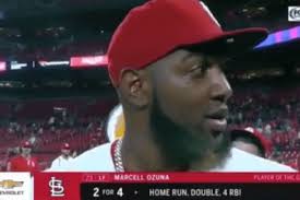 Marcell Ozuna uso sus reflejos para evitar cubetaso de el Yadi ?