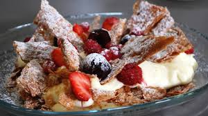 Ecco la millefoglie con crema chantilly e fragole, un dolce fresco e gustoso che si prepara in un batter d'occhio!vi occorreranno le sfoglie per dolci già. Millefoglie Scomposto Con Crema Pasticciera E Frutti Di Bosco Sbriciolata Youtube