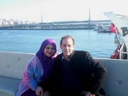 Perbedaaan usia yang cukup jauh, rupanya tidak menjadi penghalang bagi mark sungkar untuk menikahi santi saat itu. Ini Kata Mantan Suami Soal Fanny Bauty Nikah Lagi Dengan Bule Belanda