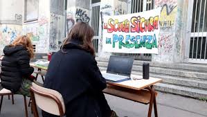 Trova tutto quello che serve al maestro di sci lombardo. Scuola E Coronavirus In Lombardia Dall 11 Gennaio Superiori In Presenza Al 50 La Repubblica