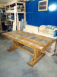 tafel gemaakt van oude kaasplanken en oude pallets alles met twee soorten beits behandeld oude pallets voor het huis tafel