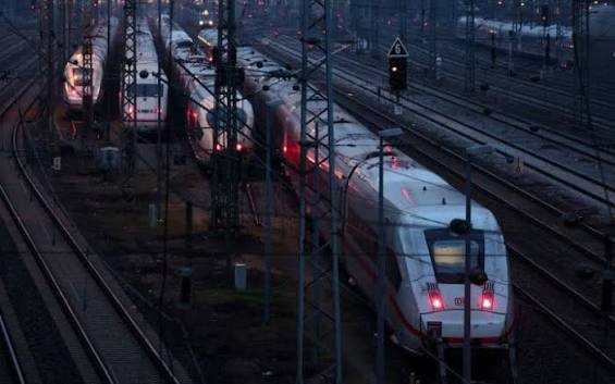 Deutsche Bahn зупинила рух поїздів на 90 хвилин через збій звязку - новини LB.ua