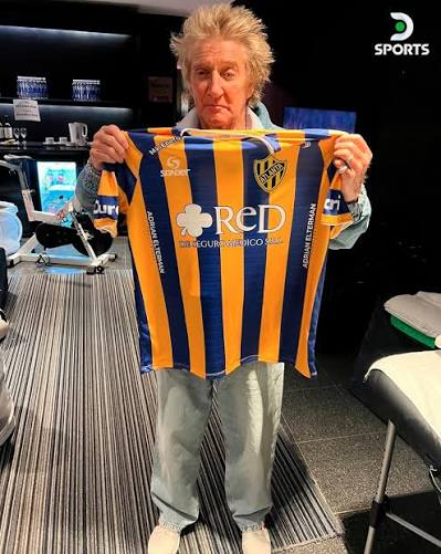 ROD STEWART CON LA CAMISETA DE ATLANTA! 🟡🔵⁣ ⁣ 🧐 ¿Les traerá suerte para  el reducido del #AscensoEnDSPORTS?⁣ ⁣ 📸 ATL⁣