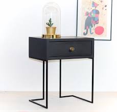 Nachtkastje Zwart Halverwege De Eeuw Industriele Stijl Massief Eiken Hout En Zwarte Afwerking Metalen Poten Nachtkastje Met Lade No 02 Nb Black Bedside Table Black Bedside Black Metal Bedside Table