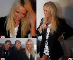 A woman who has dyed her hair blonde 2. News On Tour Pamela Anderson Ex Baywatch Sex Symbol Strandete In Koln Botox Boys Luden Sie In Einen Club Ein