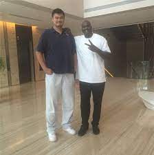 Yao ming is among the few people who can humble someone like shaquille o'neal when it comes to height. Photo Of Yao Ming Making Shaq Look Short Really Puts Yao Ming S Height In Perspective