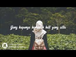 * wahai ratu cinta menyerap angin ku lebur hati ku yang sendu daun kering berguguran menemani sepiku ** wahai raja cinta membakar benakku akankah sendu itu hilang sementara aku di sini menanti cinta reff : Terimalah Lagu Ini Dari Orang Biasa Lirik Cinta Luar Biasa Lirik Video Youtube Movies Movie Posters Poster