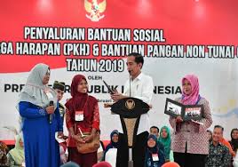 Sangat membantu terkait penjelasan ini. Bantuan Dana Pkh Meningkat Ini Yang Diinginkan Presiden Jokowi