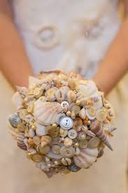 Création à la main de modèles uniques et artisanaux de bouquets de mariée en entre la recherche des boutons, breloques, tissus.liés au thème du bouquet, le passage et la réception des commandes, et la réalisation, il faut. Bouquet De Mariee Original En Alternative Aux Fleurs Coupees