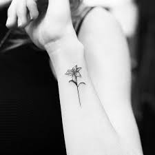 Le lys est une fleur originaire d'asie qui est apportée en europe par les croisés. 40 Idees De Tatouage Fleur De Lys Et Son Signification Mode Et Beaute Tatouage Zenidees