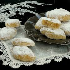 Gli albumi avanzati possono essere usati anche per realizzare dei biscotti o, ancora, per ottenere una mousse al cioccolato da leccarsi i baffi: Riutilizzare Gli Albumi Ricette Come Riciclare Albumi Avanzati