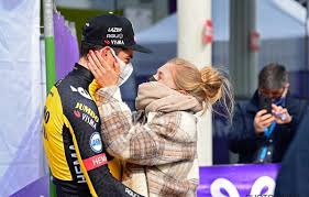 Het was echt zeer moeilijk, maar toch chapeau dat hij het heeft geprobeerd. Zo Beleven Sarah De Bie En Zoontje Georges Touroverwinning Van Wout Van Aert Redactie24