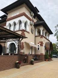 Amplasate la temelia hanului, restaurantul şi crama se remarcă prin decorurile gotice impresionante, muralele realizate de către pictorul horia ghelu, șemineul cu porți de fier şi prin meniul à la carte a bucătăriei noastre. Hoteles En BacÄƒu Rumania Precios Desde 13 Planet Of Hotels