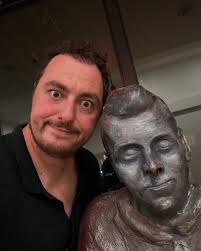 The Comedy Nest is in what used to be the Montreal Forum. Walking through  the staff exit I found this definitely haunted Maurice Richard statue where  he has no pupils. Now you