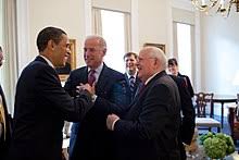 Dalle foto risulta che l'incontro e' avvenuto nell'ufficio di gorbaciov a mosca (in una parte si intravvede anche il ritratto della moglie defunta raissa). Michail Gorbacev Wikipedia