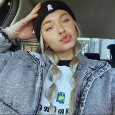 Liz Cates's Instagram, Twitter & Facebook