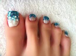 Haga que las uñas de sus pies destaquen con esta combinación de negro, blanco y rosa. Decoracion De Unas Con Piedras En Los Pies Unas Decoradas