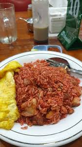 Nasi putih dingin (nasi sisa semalam dari kulkas)•dada ayam filet potong2•udang kupas kulitnya (saya beli 20rb lumayan banyak)•telur kocok•telur rebus,iris tipis•daun bawang,ambil. Nasi Goreng Merah Picture Of Rm Muda Mudi Makassar Tripadvisor