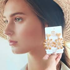 Que tal está combinación ? Aretes con colores vivos que resaltarán sin duda  alguna tu outfit 💃💃💃 #alambrismo #bisuteriafina #alambrismocolombia  #almbrismofino #bisuteriafina #aretesartesanales #arerestejidos #mostacilla  #palmiracolombia #palmiracolombia