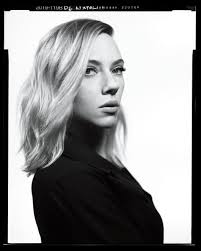 As jovens estrelas scarlett johansson e keira knightley, mais conhecidas pelo trabalho que fazem vestidas, estão tirando a roupa toda para a revista vanity fair. Online Digest