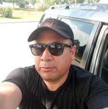 Sin palancas. Sin apellido pesado. Solo coraje, tacos desgastados y un  sueño que no aceptó esperar. Gilberto Mora nació en Chiapas, donde el calor  pega… pero sus ganas pegaban más. No vino