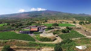Iniziativa che si presenta come una ulteriore opportunità di sviluppo delle strade del vino di cui la città medievale. Visita Nella Cantina Cottanera Nel Territorio Dell Etna In Sicilia