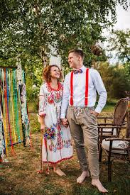 Midsommar Folklore Hochzeit Im Eigenen Garten Hochzeit Intime Hochzeit Brautpaar