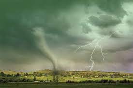 Learn Whether It S True The Sky Turns Green Before A Tornado Explore The Reasons The Clouds In Thunderstorms May Appea Tornado Storm Chasing Natural Disasters