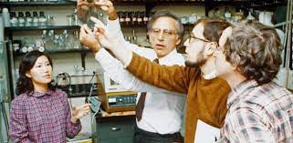 Luc montagnier, the 2008 nobel prize in medicine defended his point of view that the coronanavirus is man made in an interview by andré bercoff. El Virus Del Sida Montaigner Gallo Dos Virologos Enfrentados