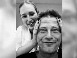 Auf instagram lässt der filmemacher seine fans an seinem glück mit seiner neuen freundin sandra teilhaben. Til Schweiger Im Schonheits Wahn Foto Sorgt Fur Diskussionen Vip