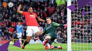 Sportsmail's dan ripley will provide live premier league coverage of man united vs man city including score, lineups and updates. Hasil Liga Inggris Hujan Kartu Kuning Man United Kalahkan Man City Dalam Derby Manchester Tribun Batam
