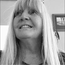 What are the best areas to stay in Naxos for a couple without a car?