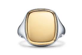 Shop our men's signet rings from the distinctive style of and timeless beauty of david yurman. 24 Men S Signet Rings That Ll Make You Seem Twice As Interesting Gq