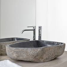 La pietra risulta essere una scelta efficace nei rivestimenti per un bagno, infatti oltre ad essere molto resistente, è anche fresca e allo stesso tempo estremamente pregiata.può essere impiegata sia nei bagni dai. Lavabo Da Appoggio In Pietra Naturale Di Fiume Artigianale Larghezza Max 50 Cm