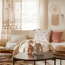 Douceur D Un Interieur Folk Et Boheme Boheme Folk Salon Coussin Macrame Decoration Deco Hippie Califor Deco Maison Decoration Decoration Interieure
