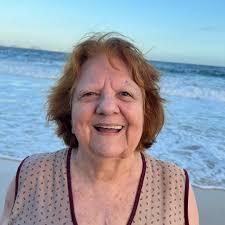 regue as plantas, regue suas relações, regue seu futuro, porque sem cuidar,  nada floresce."🌸 Martha Medeiros