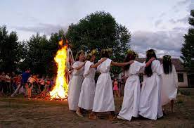 În credinţa populară, rusaliile sunt spiritele morţilor care au părăsit de această zi se leagă o mulţime de obiceiuri şi ceremonii: TradiÈ›ii È™i Obiceiuri De Rusalii Este Absolut Interzis SÄƒ Faci Asta In AceastÄƒ Zi Tacataca Ro