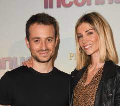Les filles d'alexandra rosenfeld ont en tout cas découvert l'univers dans lequel elle travaille puisqu'elles se sont rendues à son studio de yoga, un moment qu'elle a capturé et partagé. Alexandra Rosenfeld Enceinte Et Amoureuse Son Tendre Cliche Dans Les Bras D Hugo Clement Voici